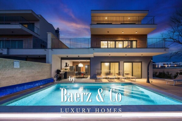 photo 7 Istria, Banjole, semi-detached villa first row to the sea 244 m2 with a view of the Marina