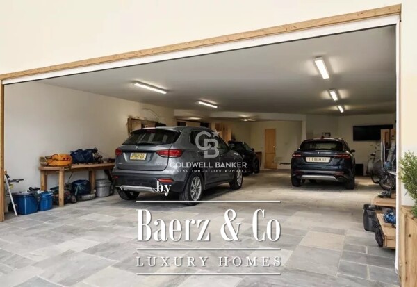 photo 16 ESTATE PROPERTY IN THE HEART OF A LANDSCAPED PARK