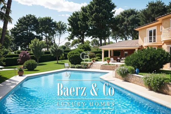 photo 17 ESTATE PROPERTY IN THE HEART OF A LANDSCAPED PARK