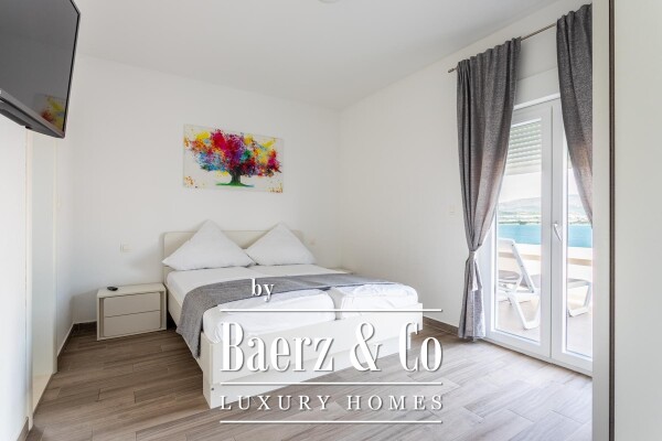 photo 4 Čiovo, Arbanija, apartment house with swimming pool, 1st row to the sea