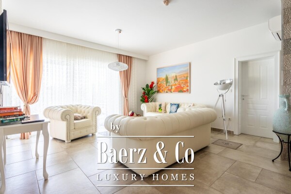 photo 4 Mimice, jedinstvena vila s bazenom i idiličnom okućnicom