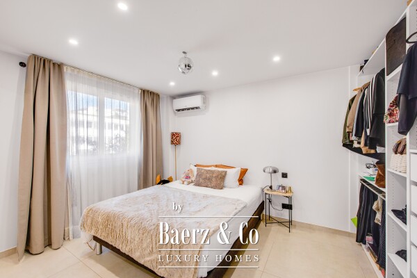 photo 15 Renovated 2-bedroom apartment for sale – Saint-Raphaël city centre – large south-facing terrace – 2 en-suite bedrooms